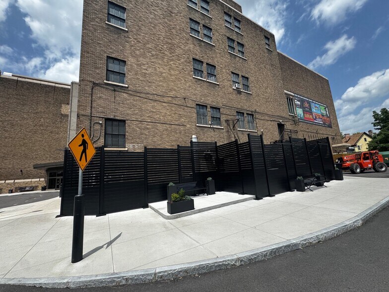 875 E Main St, Rochester, NY à louer - Photo du bâtiment - Image 3 de 21