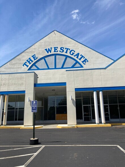 411-431 W Main St, Norwich, CT à louer - Photo du bâtiment - Image 2 de 6