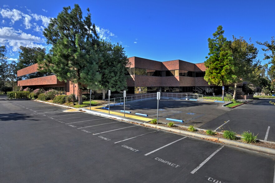 27201 Tourney Rd, Valencia, CA à louer - Photo du bâtiment - Image 2 de 7