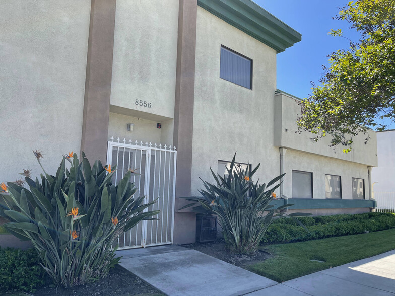 8556 Florence Ave, Downey, CA à louer - Photo du bâtiment - Image 3 de 34