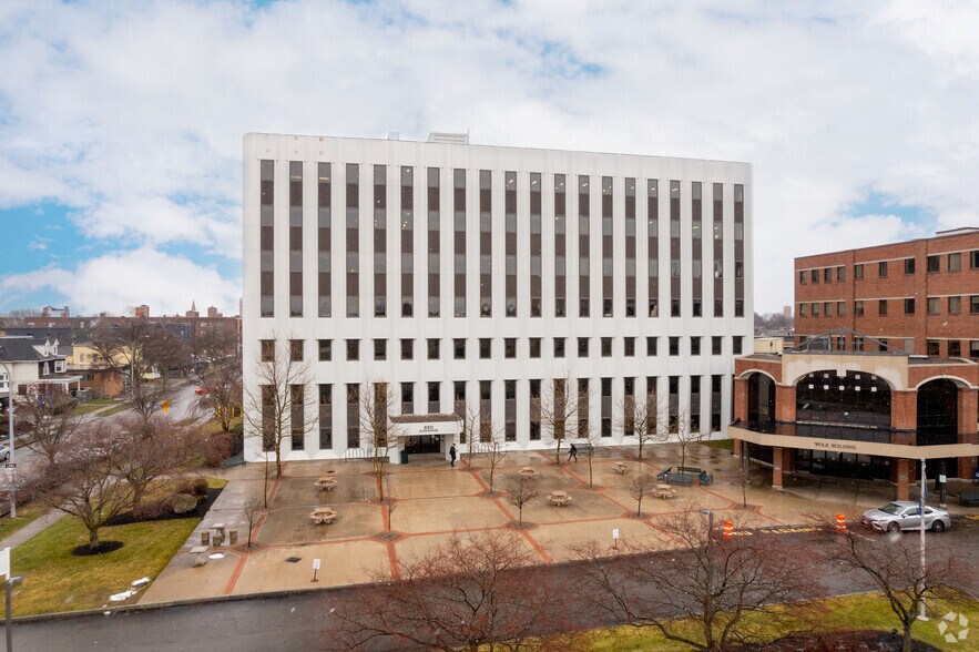 220 Alexander St, Rochester, NY à louer - Photo du bâtiment - Image 3 de 28
