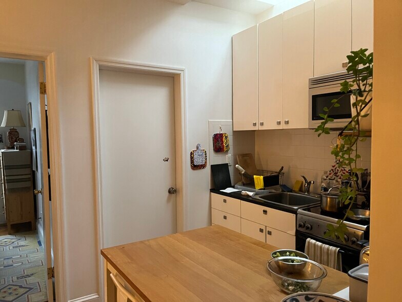 19-17 Ditmars Blvd, Astoria, NY à vendre - Photo du bâtiment - Image 3 de 5