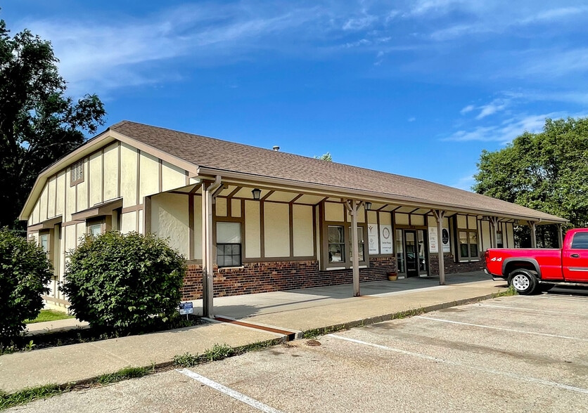 INVESTMENT OPPORTUNITY IN LAWRENCE, KS portfolio of 2 properties for sale on LoopNet.ca - Building Photo - Image 2 of 13