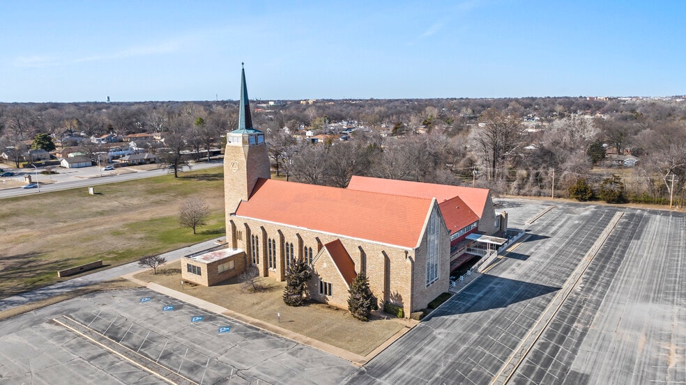 1505 E Grand Ave, Ponca City, OK à vendre - Photo du bâtiment - Image 2 de 5