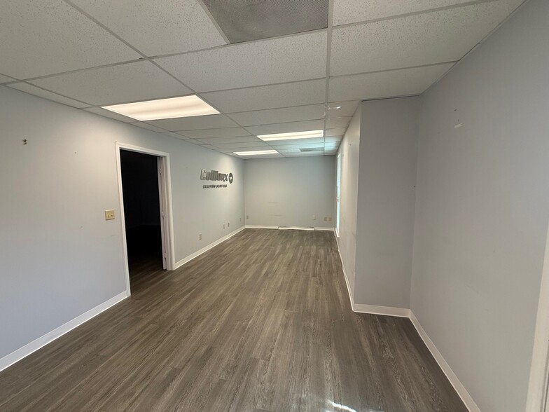 4028 Holcomb Bridge Rd, Peachtree Corners, GA for lease - Interior Photo - Image 2 of 12