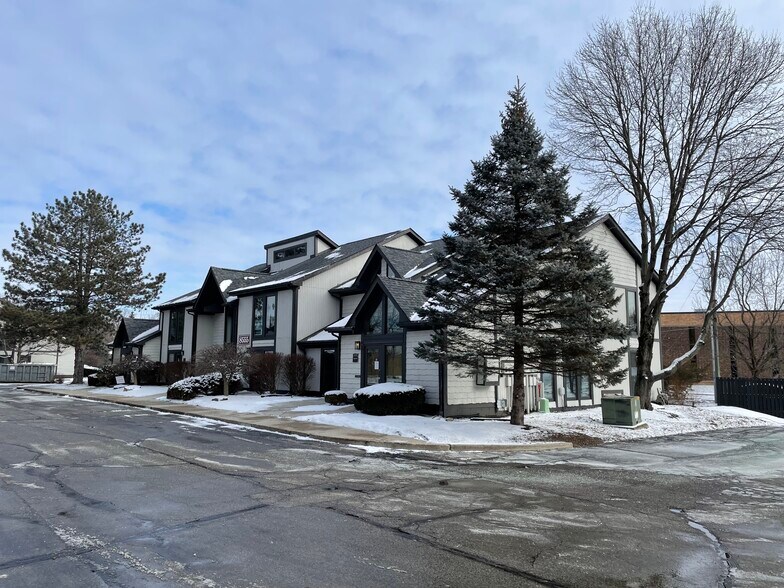 8555 Cedar Place Dr, Indianapolis, IN à louer - Photo du bâtiment - Image 3 de 10