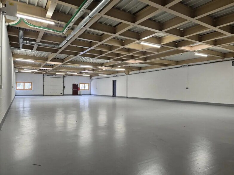 Industrial in Croissy-Beaubourg for lease - Building Photo - Image 1 of 7