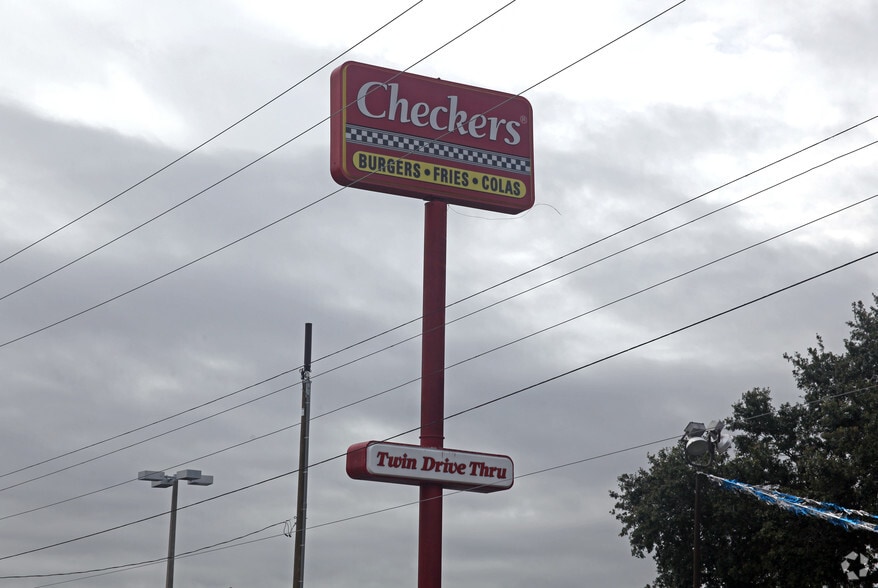 1615 E Hillsborough Ave, Tampa, FL à vendre - Photo du bâtiment - Image 3 de 4