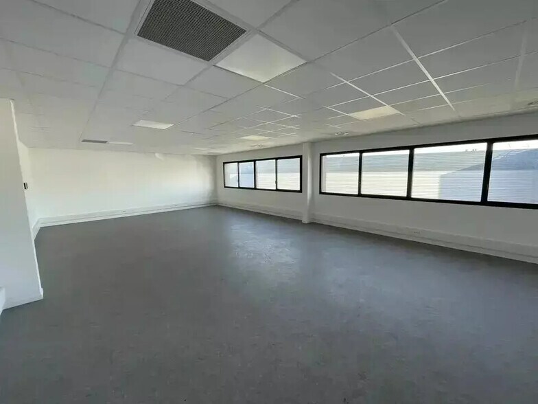 Flex in Aulnay-sous-Bois for lease - Interior Photo - Image 2 of 3