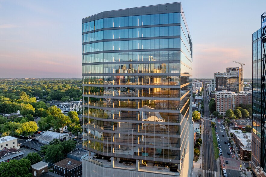 110 East Blvd, Charlotte, NC à louer - Photo du bâtiment - Image 3 de 35