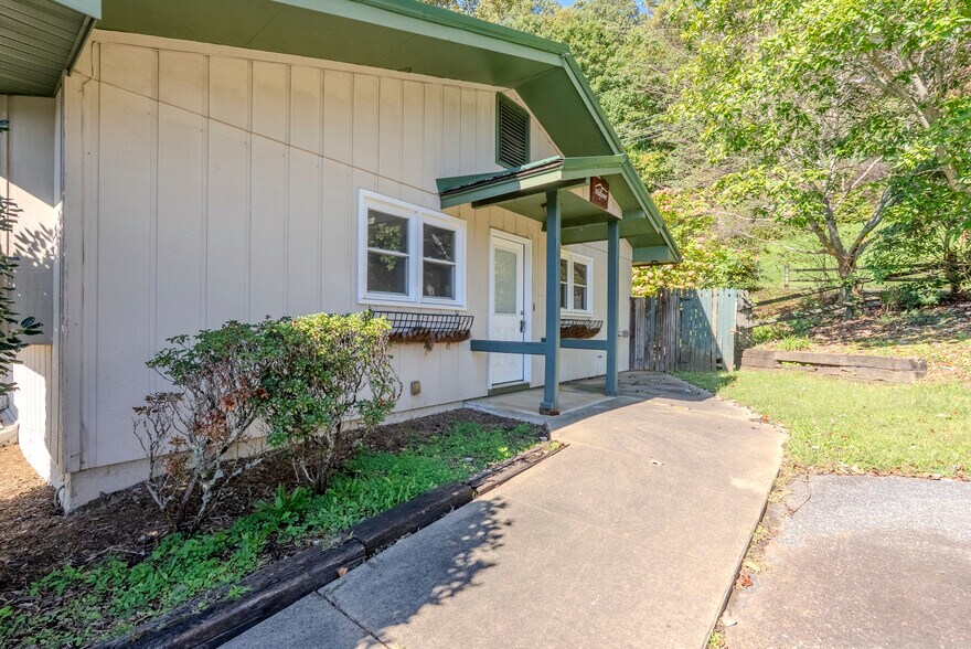 8356 Sylva Rd, Franklin, NC à vendre - Photo du bâtiment - Image 3 de 60