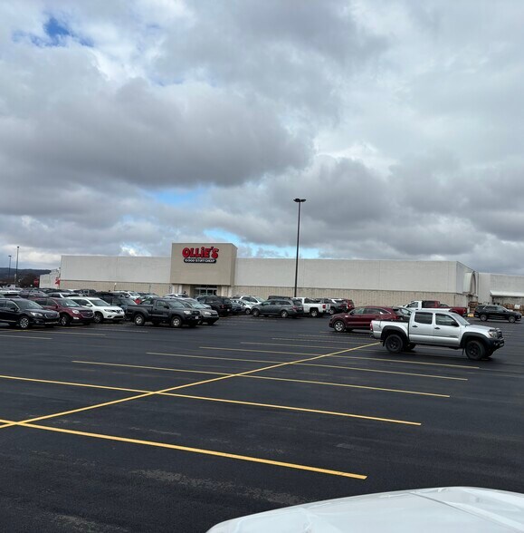 225 Columbia Mall Dr, Bloomsburg, PA à vendre - Photo du bâtiment - Image 2 de 3