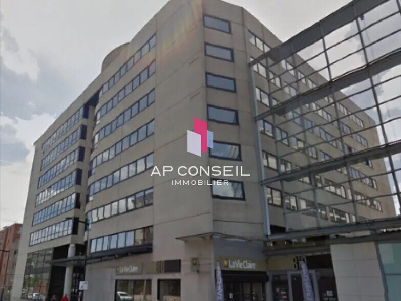 Retail in Montigny-le-Bretonneux for lease - Building Photo - Image 3 of 11