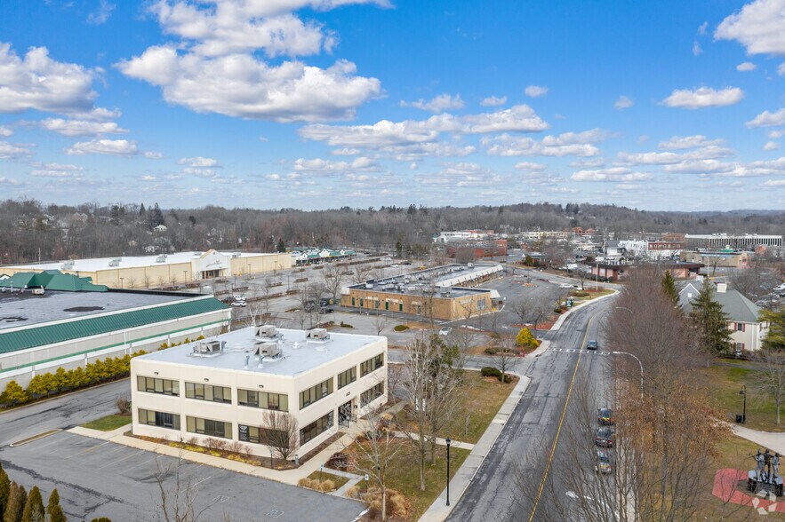 1825 Commerce St, Yorktown Heights, NY à louer - Aérien - Image 2 de 4
