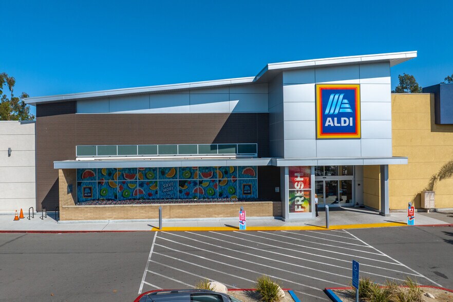 111-181 Fletcher Pky, El Cajon, CA à vendre - Photo du bâtiment - Image 2 de 6