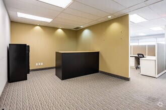 5920 & 5940 Macleod Trl SW, Calgary, AB à louer Photo intérieure- Image 2 de 25