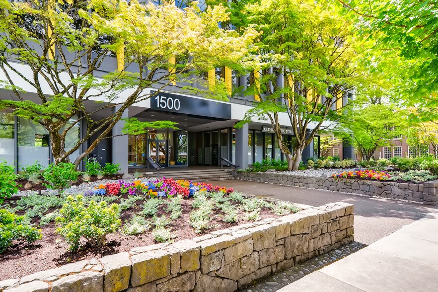 1500 NE Irving St, Portland, OR à louer - Photo du bâtiment - Image 2 de 11