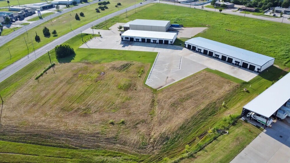 2500 N Shields Blvd, Moore, OK for lease - Primary Photo - Image 1 of 3
