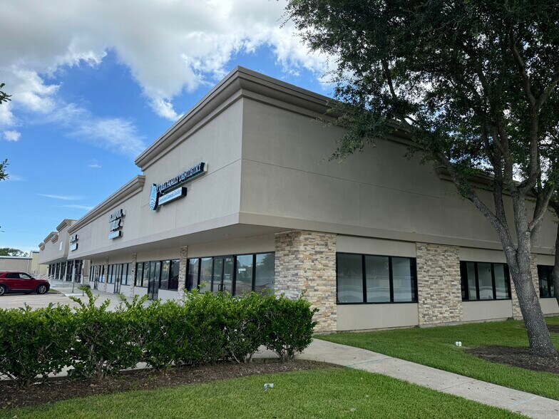 391 Columbia Memorial Pky, League City, TX for lease - Building Photo - Image 1 of 5