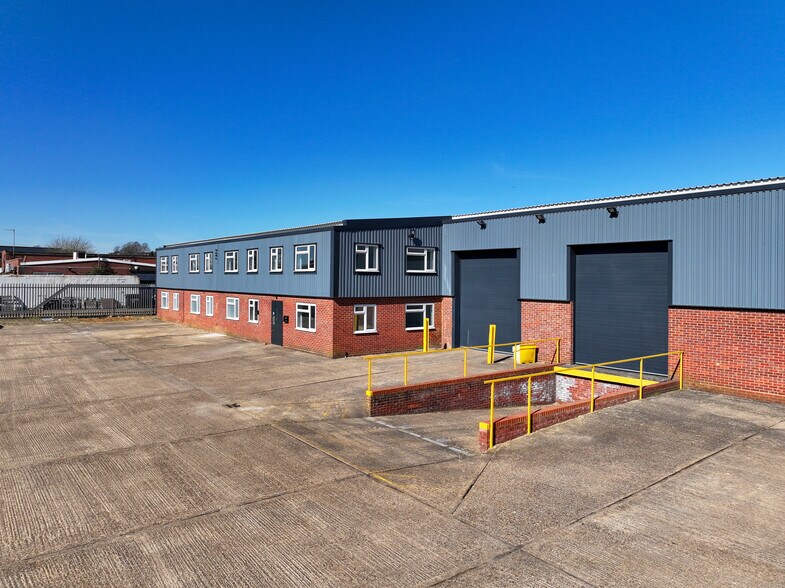 Borough Road, Buckingham Road Industrial Estate, Brackley à louer - Photo du bâtiment - Image 2 de 4
