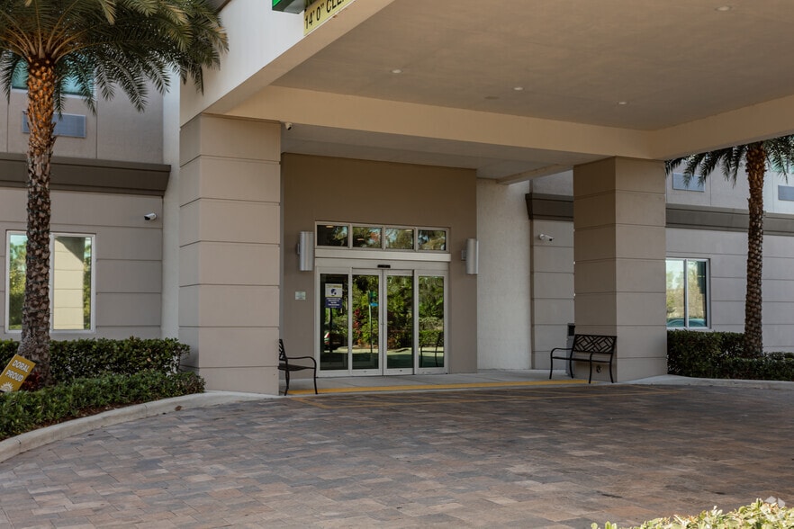 3755 NW 78th Ave, Doral, FL à vendre - Photo du bâtiment - Image 3 de 41