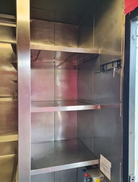 2423 Commercial Ave, San Antonio, TX for lease - Interior Photo - Image 2 of 13