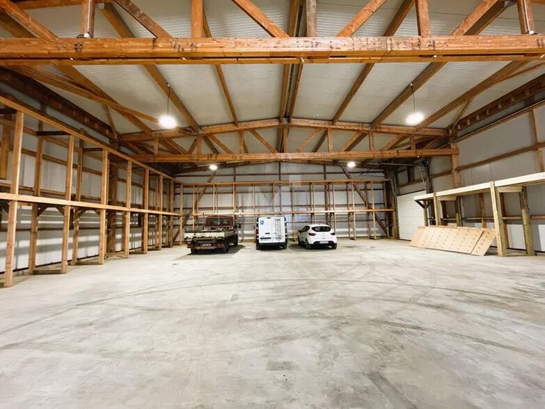 Flex in Le Plessis-Pâté for lease - Interior Photo - Image 3 of 11