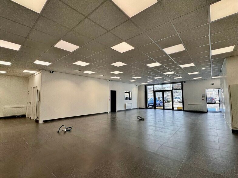 Flex in Le Havre for lease - Interior Photo - Image 2 of 4