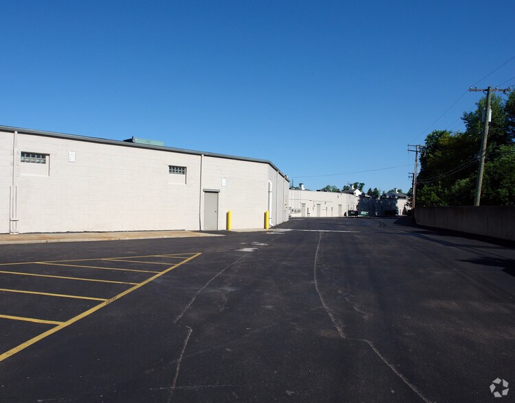 51200-51370 Van Dyke Ave, Utica, MI à louer - Photo du bâtiment - Image 3 de 5