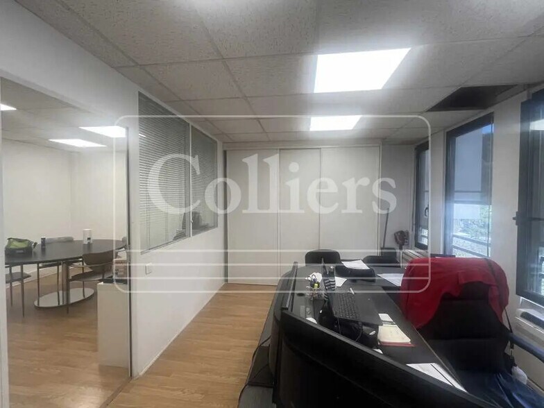 Office in Marseille for lease - Interior Photo - Image 3 of 8