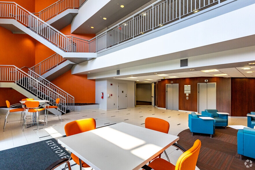 224 Strawbridge Dr, Moorestown, NJ à louer - Hall d’entrée - Image 2 de 7