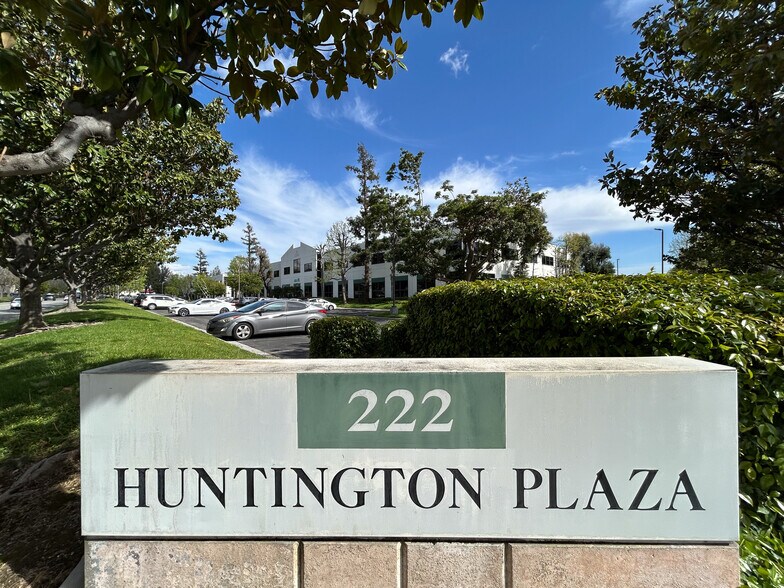 222 E Huntington Dr, Monrovia, CA à louer - Photo du bâtiment - Image 2 de 10