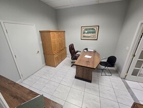 2031 NW 22nd St, Pompano Beach, FL for lease Interior Photo- Image 2 of 10