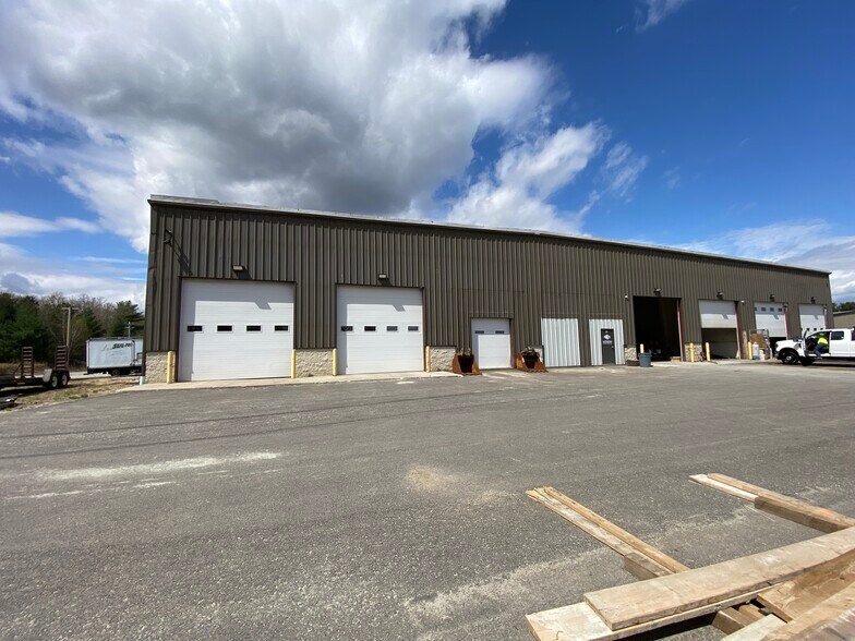 24 Williams Way, Bellingham, MA à louer - Photo du bâtiment - Image 3 de 22