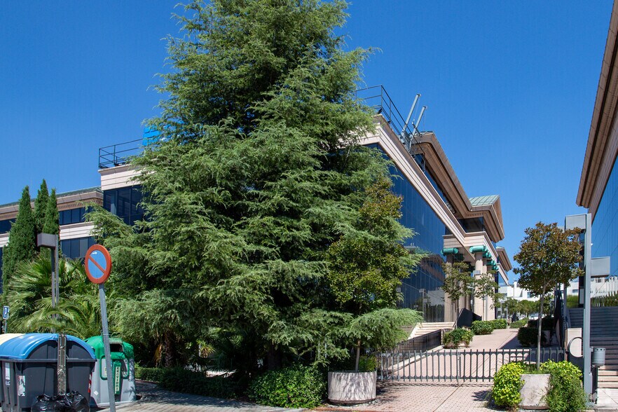 Vía Dos Castillas, 33, Pozuelo de Alarcón, Madrid à louer - Photo du bâtiment - Image 2 de 2