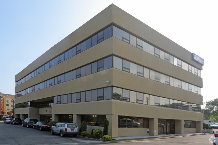 1902 Whitestone Expy, Flushing, NY for lease - Building Photo - Image 2 of 3