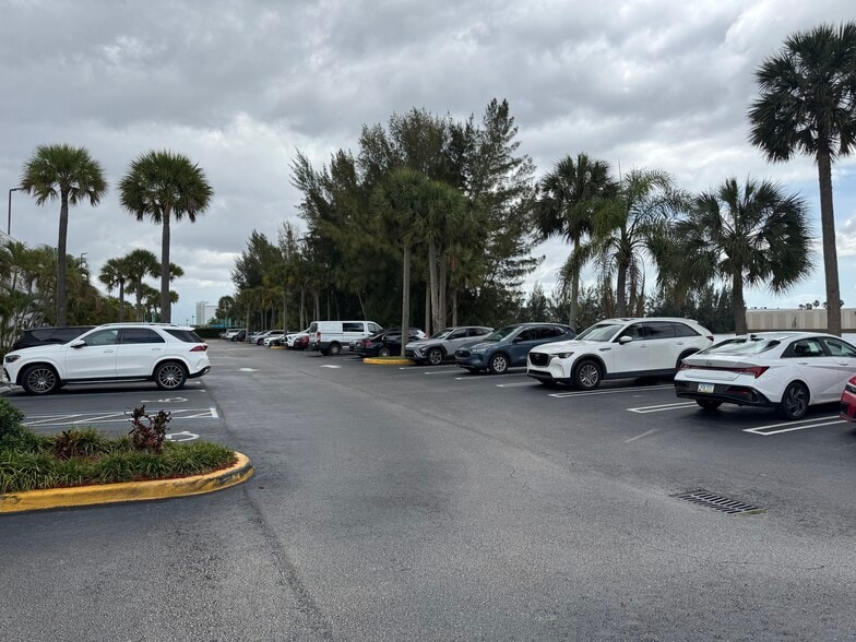 4005 NW 114th Ave, Doral, FL for lease - Building Photo - Image 3 of 20