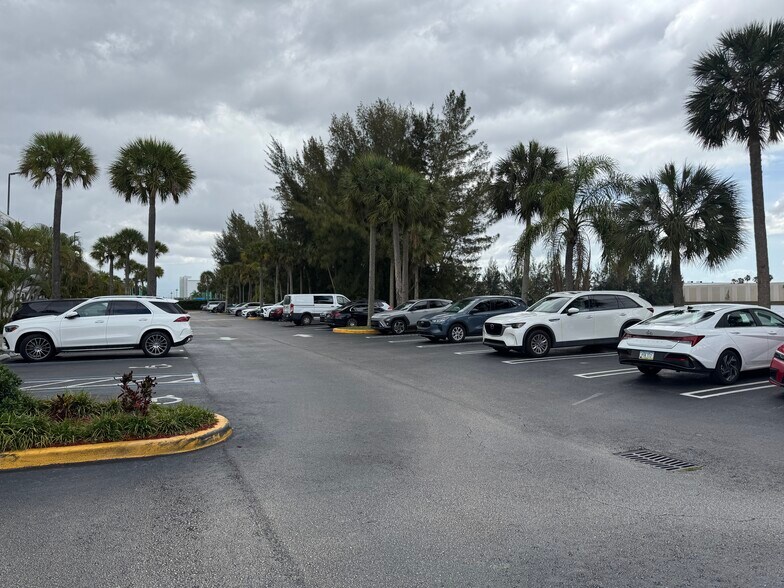 4005 NW 114th Ave, Doral, FL à louer - Photo du bâtiment - Image 3 de 20