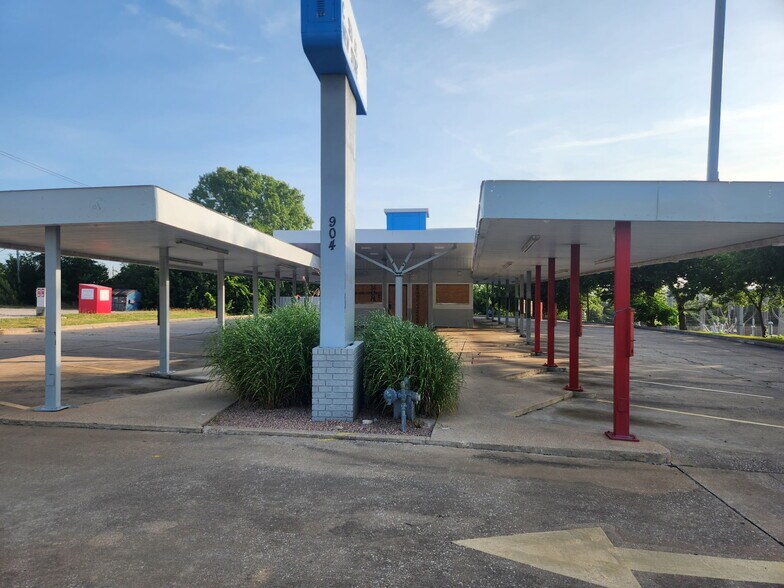 904 Buchanan Dr, Burnet, TX à louer - Photo du bâtiment - Image 1 de 5
