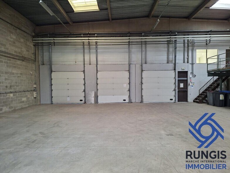 Industrial in L'HAY-LES-ROSES for lease - Interior Photo - Image 2 of 4