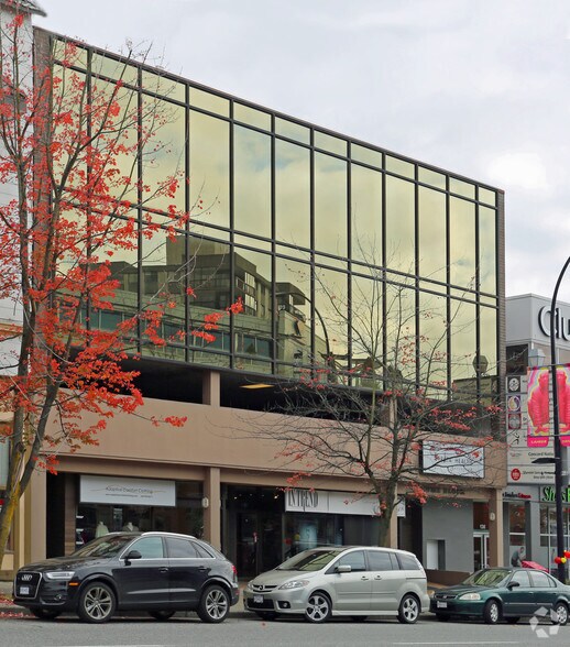 1124-1128 Lonsdale Ave, North Vancouver, BC à louer - Photo du bâtiment - Image 2 de 2