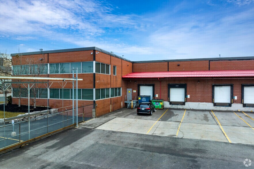 137 Horner Ave, Toronto, ON à louer - Photo du bâtiment - Image 2 de 5