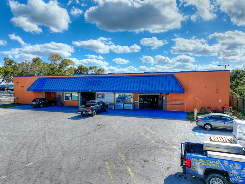 3040 Fowler St, Fort Myers, FL à louer - Photo du bâtiment - Image 3 de 10