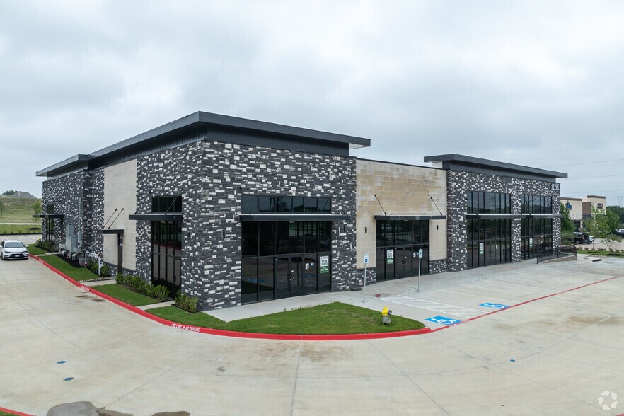 1221 E University Dr, Prosper, TX à louer - Photo du bâtiment - Image 2 de 4