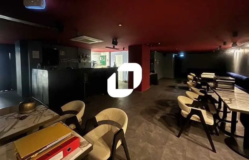 Retail in Paris for lease Interior Photo- Image 1 of 4