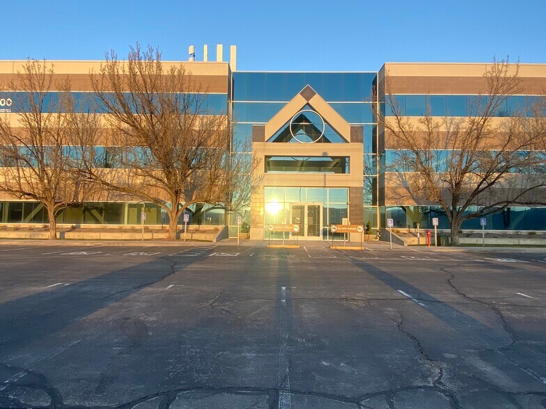 66 E Wadsworth Park Dr, Draper, UT à louer - Photo du bâtiment - Image 3 de 15