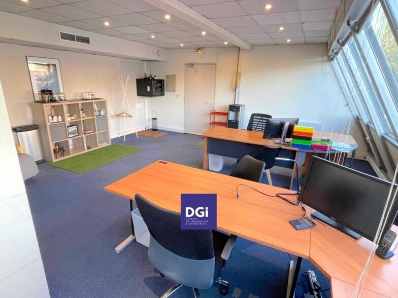 Office in Nîmes for lease - Interior Photo - Image 2 of 6