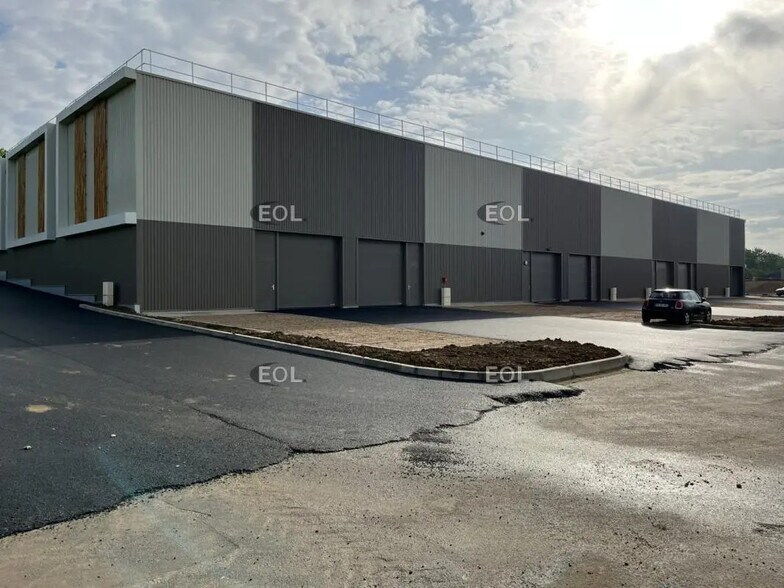 Local d'activités dans Marines à vendre - Photo du bâtiment - Image 2 de 7