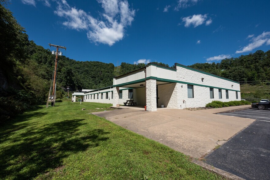 1101 George Kostas Dr, Logan, WV à vendre - Photo du bâtiment - Image 2 de 7