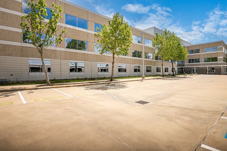 11210 Equity Dr, Houston, TX à louer - Photo du bâtiment - Image 2 de 14